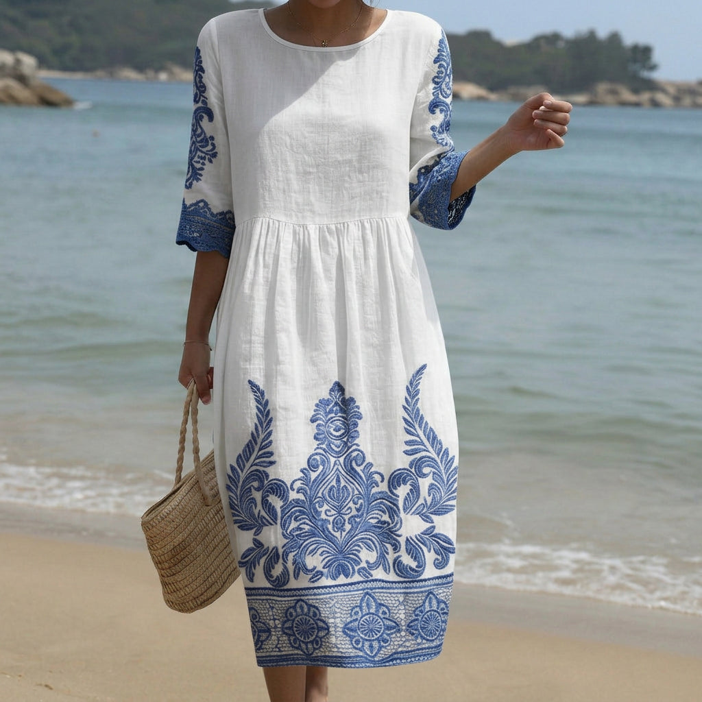 Bianca - Robe Longue Blanche à Motif Ornemental Bleu